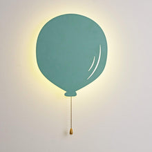 Carica l'immagine nel visualizzatore di Gallery, Lights4fun Applique a Palloncino Verde con 13 LED Bianchi Caldi a Pile Luce Notturna per Camerette dei Bambini Arredo In