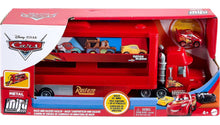 Carica l'immagine nel visualizzatore di Gallery, Mattel Disney Pixar CARS - Mack Mini Racers Trasportatore, include mini veicolo die-cast di Saetta McQueen, trasporta fino a 18 mini veicoli da corsa, giocattolo per bambini, 4+ anni, GNW34