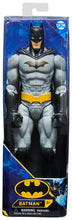 Carica l'immagine nel visualizzatore di Gallery, DC Comics BATMAN, Personaggio Batman in Scala 30 cm, con Decorazioni Originali, Mantello e 11 Punti di Articolazione, Gi