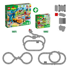 Carica l&#39;immagine nel visualizzatore di Gallery, LEGO DUPLO Binari Ferroviari, Giochi per Bambini e Bambine in Età Prescolare da 2-5 Anni con Mattoncino Sonoro e Passaggio a Livello per Ampliare un Percorso del Treno, Giocattoli Educativi 10882