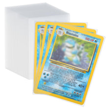 Carica l'immagine nel visualizzatore di Gallery, Buste Proteggi Carte, 100 Pezzi Trasparenti Bustine Carte 66 X 92 MM 0.1MM Tasche Vuote per Da Collezione Pokemon Magic