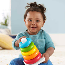 Carica l'immagine nel visualizzatore di Gallery, Fisher-Price - Piramide 5 Anelli, gioco con base oscillante al tocco e 5 anelli colorati impilabili, realizzato con materiali vegetali, giocattolo per bambini, 6+ mesi, GRF09