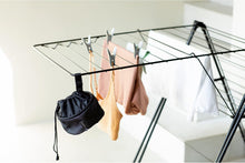 Carica l'immagine nel visualizzatore di Gallery, Brabantia - Porta Mollette - Accessorio per Stendibiancheria - Contiene Fino a 75 Mollette - Appendere allo Stendibiancheria Oppure al Filo per Stendere - Cestino per Riporre - Black - 16 x 16 x 16 cm