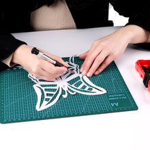 Carica l'immagine nel visualizzatore di Gallery, Amazon Basics Set di coltelli di precisione da hobbistica, confezione da 29 pezzi, Rosso