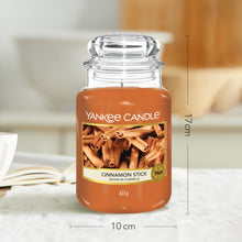 Carica l'immagine nel visualizzatore di Gallery, Yankee Candle Candela Profumata In Giara Grande | Bastoncino Di Cannella | Durata Fino A 150 Ore | Cinnamon Stick, Candele in Giara Grande