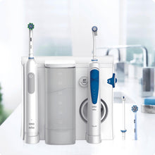 Carica l'immagine nel visualizzatore di Gallery, Oral-B Idropulsore con Spazzolino Elettrico Ricaricabile Pro Series 1, 1 Beccuccio Oxyjet, 1 Beccuccio Waterjet, 2 Testine Di Ricambio. 1 Idropulsore + 1 Spazzolino