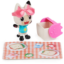Carica l'immagine nel visualizzatore di Gallery, Gabby's Dollhouse, La Macchina Di Carlita Con Personaggio Pandi Panda, 3+