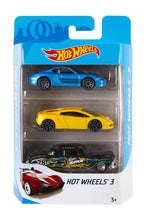 Carica l&#39;immagine nel visualizzatore di Gallery, Hot Wheels - Confezione da tre macchinine, veicoli classici ed esclusivi in scala 1:64 da collezionare, linee autentiche e decorazioni mozzafiato, giocattolo per bambini, 3+ anni, K5904