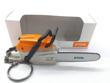 Carica l'immagine nel visualizzatore di Gallery, Stihl - Portachiavi a forma di motosega, funzionamento a batteria