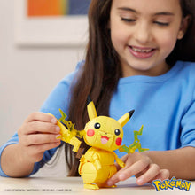 Carica l'immagine nel visualizzatore di Gallery, Mega Pokémon - Pikachu, Personaggio da Costruire con 211 mattoncini, Alto 10+ cm e con Dettagli Elettro sulle guance, da Collezionare ed esporre, Giocattolo per Bambini, 7+ Anni, GMD31