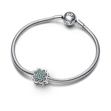 Carica l'immagine nel visualizzatore di Gallery, PANDORA Ciondolo Moments a forma di trifoglio in argento Sterling con cristalli verde ghiaccio e verde reale