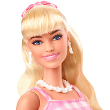 Carica l&#39;immagine nel visualizzatore di Gallery, Barbie The Movie - Margot Robbie, bambola del film Barbie da collezione con abito vintage a quadretti rosa e bianco e collana con margherita, giocattolo per bambini, 3+ anni, HPJ96