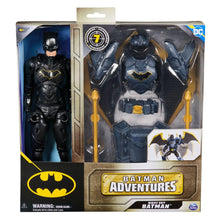 Carica l'immagine nel visualizzatore di Gallery, DC Comics, Action Figure Batman Adventures Night Sky, Alto 30 cm con Ali Espandibili, 17 Punti di Articolazione, 7 Accessori e Lancia Proiettili. Giocattoli per Bambini e Bambine, 3+ anni