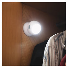 Carica l'immagine nel visualizzatore di Gallery, EMOS - Luce notturna a LED con sensore - LED COB in bianco freddo, alimentato a batteria (3 x AAA) - Supporto magnetico 