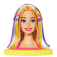 Carica l&#39;immagine nel visualizzatore di Gallery, Barbie - Super Chioma Hairstyle Capelli Arcobaleno, testa pettinabile con capelli biondi e ciocche arcobaleno fluo da acconciare, con accessori Color Reveal, giocattolo per bambini, 3+ anni, HMD78