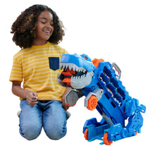 Carica l'immagine nel visualizzatore di Gallery, Hot Wheels City 'Let's Race' Netflix - Mega Dino Trasportatore, pista da corsa che si trasforma in un T-Rex, playset con luci e suoni, box per riporre 20 macchinine in scala 1:64, 4+ anni, HNG50
