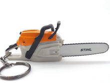 Carica l'immagine nel visualizzatore di Gallery, Stihl - Portachiavi a forma di motosega, funzionamento a batteria