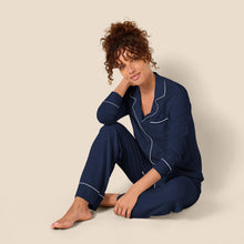 Carica l'immagine nel visualizzatore di Gallery, Amazon Essentials Camicia a Maniche Lunghe in Modal di Cotone e Pigiama a Tutta Lunghezza Donna, Blu Marino, M
