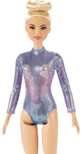 Carica l&#39;immagine nel visualizzatore di Gallery, Barbie -Ginnasta, Bambola Bionda con Coloratissimo Body, 2 Bastoni e Nastro, Giocattolo per Bambini 3+ Anni, GTN65