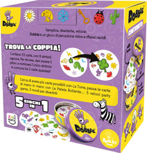 Carica l'immagine nel visualizzatore di Gallery, Asmodee: Dobble, Eco-Sleeve, Divertente Gioco da Tavolo per Tutta la Famiglia, 2-8 Giocatori, 6+ Anni, Edizione in Italiano