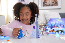 Carica l'immagine nel visualizzatore di Gallery, Mattel Disney Frozen - Calendario dell'Avvento, include 2 mini bambole Anna ed Elsa, 2 personaggi amici, sabbia modellabile e 24 sorprese per le feste, giocattolo per bambini, 3+ anni, HWX20