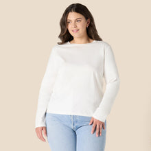 Carica l'immagine nel visualizzatore di Gallery, Amazon Essentials T-Shirt Girocollo a Maniche Lunghe da Donna, 100% Cotone, vestibilità Regolare, Bianca, L