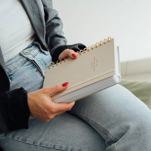 Kokonote: Agenda Giornaliera 2024-2025 Misty Gray, Diario Scolastico A5 14,8x21 cm, Daily Planner 2024 2025 Muse, Agenda Universitaria 2024 2025, Diario scuola 2024 2025 superiori o medie