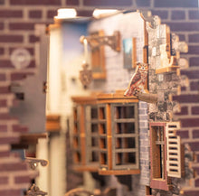 Carica l'immagine nel visualizzatore di Gallery, Revell Kit per modellino Tiny Adventures, Diagon Alley Harry Potter, casa in miniatura 3D, Book Nook, fermalibri in legn
