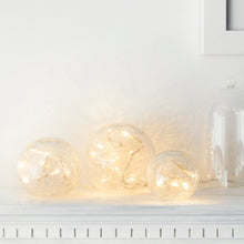 Carica l'immagine nel visualizzatore di Gallery, Lights4fun Set di 3 Sfere di Cristallo Craquelé con LED Bianco Caldo Alimentate da Trasformatore e Batterie Decorazione 