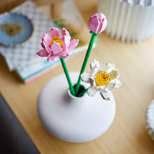 Carica l'immagine nel visualizzatore di Gallery, LEGO Fiori di Loto, Set Fiori Finti da Costruire per Bambine e Bambini da 8 Anni, Bouquet da Esporre come Decorazione di Casa, Idea Regalo per San Valentino, per Lei o Lui, Donna o Uomo 40647