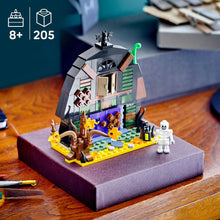 Carica l'immagine nel visualizzatore di Gallery, LEGO Granaio di Halloween - Giocattolo da Esposizione con una Minifigure di Scheletro e Accessori Spaventosi tra cui un 