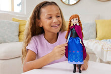 Carica l'immagine nel visualizzatore di Gallery, Mattel Disney Frozen - Anna, bambola con abito elegante e accessori ispirati al film Dsney Frozen 1, giocattolo per bambini, 3+ anni, HLW49