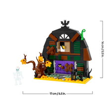 Carica l'immagine nel visualizzatore di Gallery, LEGO Granaio di Halloween - Giocattolo da Esposizione con una Minifigure di Scheletro e Accessori Spaventosi tra cui un 