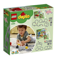 Carica l&#39;immagine nel visualizzatore di Gallery, LEGO DUPLO Binari Ferroviari, Giochi per Bambini e Bambine in Età Prescolare da 2-5 Anni con Mattoncino Sonoro e Passaggio a Livello per Ampliare un Percorso del Treno, Giocattoli Educativi 10882