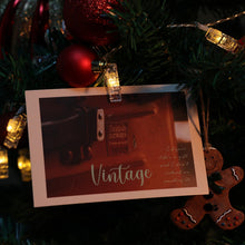 Carica l'immagine nel visualizzatore di Gallery, Aigostar Catena luminosa con clip da 10 m e 80 LED con 80 clip per appendere foto, Catena luminosa con telecomando, Clip per foto, Decorazione ghirlanda per Natale, Camere, Matrimoni (Bianco caldo)