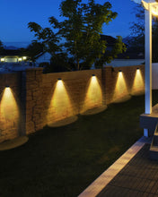 Carica l'immagine nel visualizzatore di Gallery, Luci da Esterno Giardino 8 Pezzi Lampade Solari da Giardino Bianco Caldo Luce Solare LED Impermeabile Creando un'atmosfe