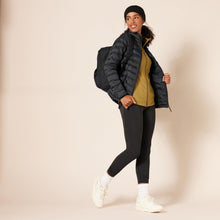 Carica l'immagine nel visualizzatore di Gallery, Amazon Essentials Piumino leggero a maniche lunghe resistente all'acqua ripiegabile (disponibile in taglie forti) Donna, Nero, XL