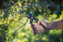 Carica l'immagine nel visualizzatore di Gallery, Fiskars Forbici da Giardino Bypass Professionali, Lama Teflonata, 1001530