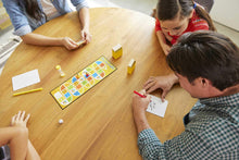 Carica l&#39;immagine nel visualizzatore di Gallery, Mattel Games Pictionary - Disegna l&#39;indizio della carta e prova ad indovinare, gioco di carte per serate in famiglia e con amici, giocattolo per bambini, 8+ anni, versione Italiana, DPR76