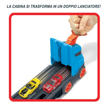 Carica l'immagine nel visualizzatore di Gallery, Hot Wheels - Camion Trasportatore 2 in 1, Trasportatore e Pista con 3 Auto in Scala 1:64 per Bambini da 4 a 8 Anni, HGH33, Imballaggio Sostenibile