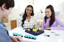 Carica l'immagine nel visualizzatore di Gallery, Mattel Games - BOUNCE-OFF POP-OUT gioco di società per famiglie, adolescenti e adulti con 16 palline, 20 carte sfida, base di gioco con timer, Giocattolo e regalo per Bambini 7+ Anni, HKR53