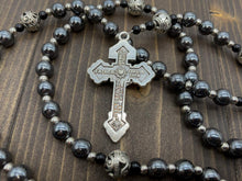 Carica l'immagine nel visualizzatore di Gallery, Nazareth Store Rosario da uomo in ematite con perline nere in acciaio inox, medaglia miracolosa e croce del padre nostra, 50,8 cm, zinco, senza pietra preziosa