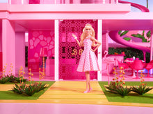 Carica l&#39;immagine nel visualizzatore di Gallery, Barbie The Movie - Margot Robbie, bambola del film Barbie da collezione con abito vintage a quadretti rosa e bianco e collana con margherita, giocattolo per bambini, 3+ anni, HPJ96