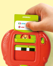 Carica l'immagine nel visualizzatore di Gallery, Clementoni Sapientino - Le Mie Prime 100 Parole, Gioco Educativo Elettronico Bambini 2-4 Anni, 50 Carte e 6 Temi, Flashcards in Italiano e Inglese per Imparare Nuovi Vocaboli, Lingua Italiana, 16818