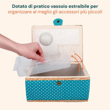 Carica l'immagine nel visualizzatore di Gallery, Wintem – Kit Cucito da Casa e da Viaggio, 76 Accessori, Vassoio con Scomparti Organizzati, Chiusura Magnetica, Set Cucito Completo con Cestino a Pois.