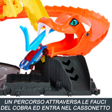 Carica l'immagine nel visualizzatore di Gallery, Hot Wheels 'Let's Race' Netflix - Attacco del Cobra in Pizzeria, playset con pista a spirale e funzione a scomparsa casuale con 3 percorsi, una macchinina in scala 1:64 inclusa, 3+ anni, HTN81
