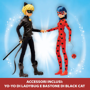 Bandai - Miraculous Ladybug - Set di 2 bambole manichino 26 cm - Ladybug e Chat Noir - Pacchetto Miraculous Bambole - Bambola Ladybug e Bambola Chat Noir - Giocattolo per bambini 4 anni e + - P50365