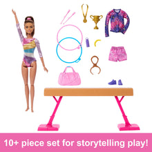 Carica l&#39;immagine nel visualizzatore di Gallery, Barbie - Ginnastica Artistica, playset con bambola ginnasta bionda, tuta per il riscaldamento, trave, fermo a C per le acrobazie e 10+ accessori inclusi, giocattolo per bambini, 3+ anni, HRG53