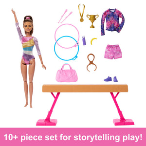 Barbie - Ginnastica Artistica, playset con bambola ginnasta bionda, tuta per il riscaldamento, trave, fermo a C per le acrobazie e 10+ accessori inclusi, giocattolo per bambini, 3+ anni, HRG53