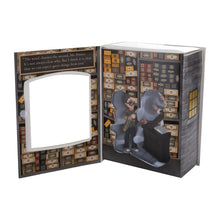 Carica l'immagine nel visualizzatore di Gallery, Hallmark Storied Moments - Decorazione per Albero di Harry Potter e Ollivander in Resina - Ornamento Natalizio da Appendere - Regalo per Natale